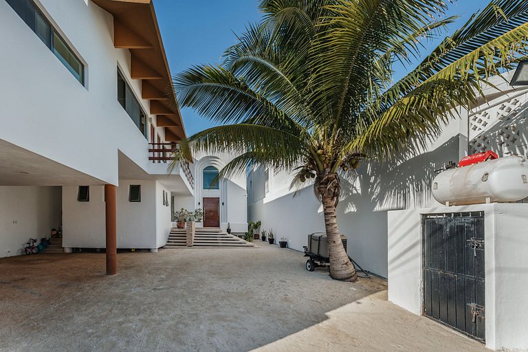 Casa Ceballos, Frente a la Playa